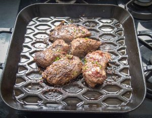 rosa Hirschsteak braten