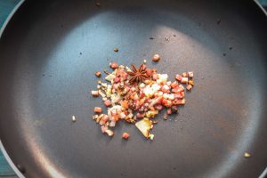 Bacon und Zwiebelwürfel anbraten