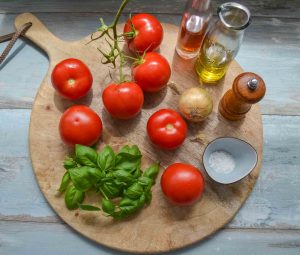 Zutaten Tomatensalat, Tomaten, Zwiebel, Öl, Essig, Salz und Pfeffer