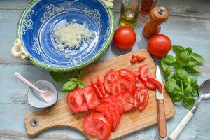 Tomaten kleinschneiden für den Salat