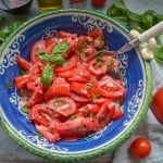 Einfaches Tomatensalat Rezept mit Zwiebel klassisch