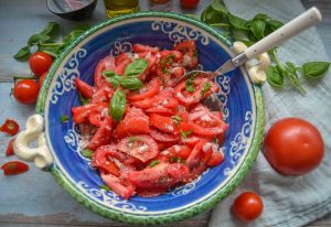 Einfaches Tomatensalat Rezept mit Zwiebel klassisch
