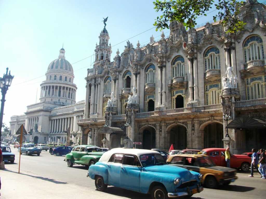 Havanna – Blick auf das Parlament und die typischen alten Autos Kubas