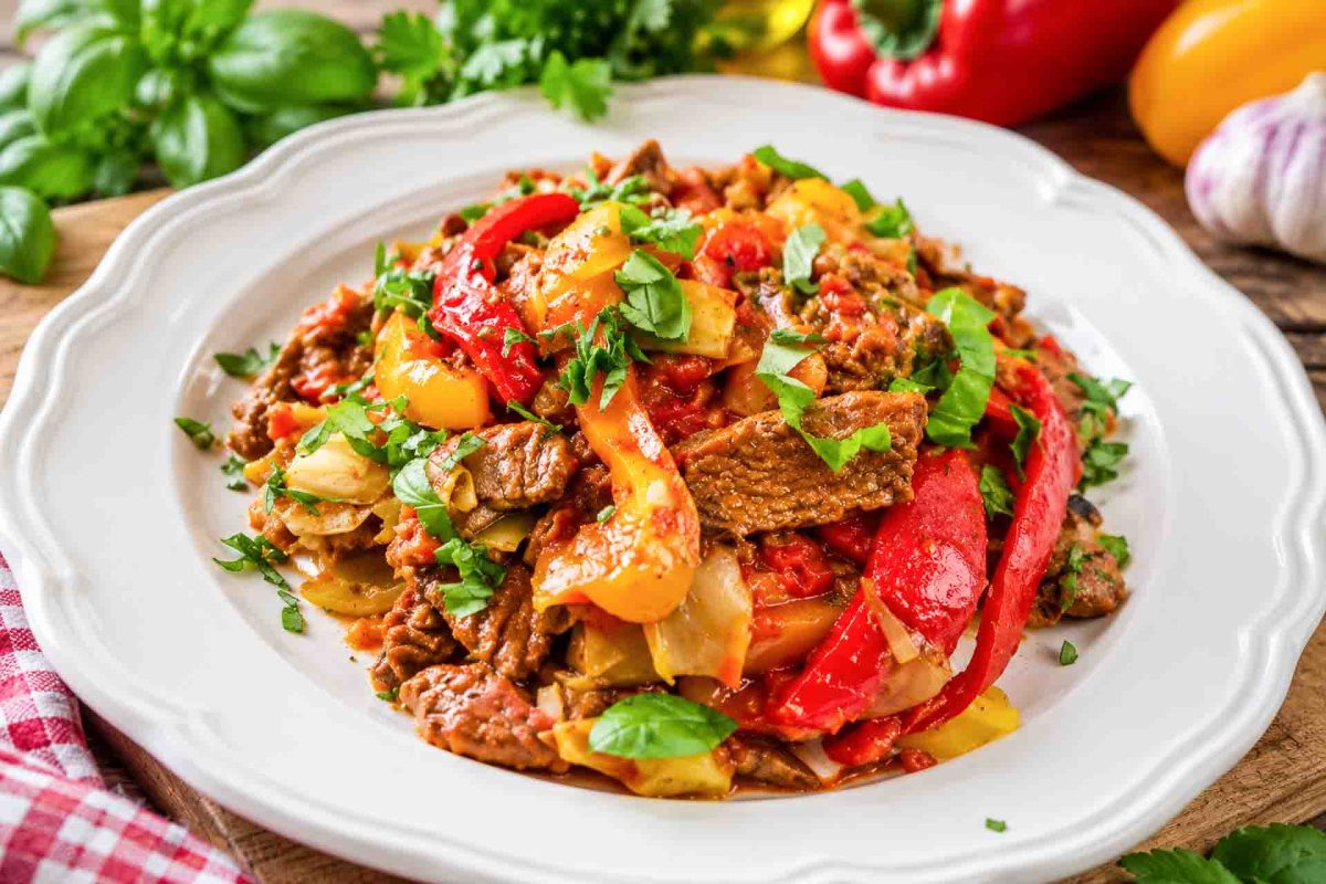 Zartes saftiges Rindergeschnetzeltes mit Paprika, Champignons in Tomatensauce