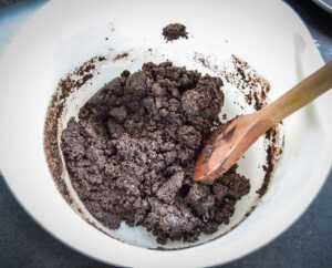 Oreokekse mit Butter vermischen