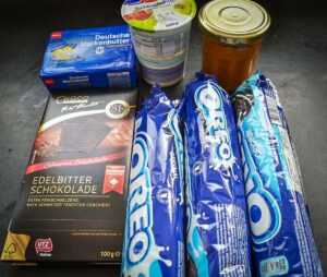 Zutaten Oreo Kuchen, Kekse, Sahne, Butter und Schokolade