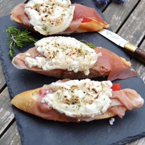Bayonne Schinken Bruschetta mit Ziegenkäse