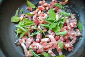durchwachsenen Speck mit Salbeiblättern braten