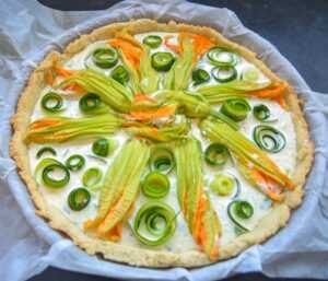 Herzhafte Zucchini Quiche mit Feta und Zucchiniblüten