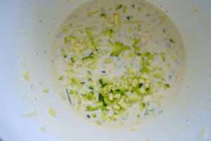 Eier-Sahne Guss mit Zucchini