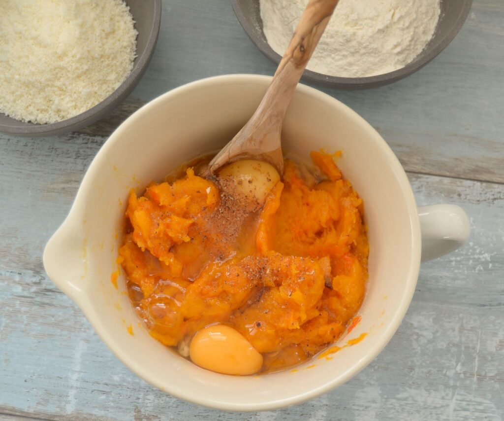 Kürbisgnocchi Rezept. Butternut Kürbismus  mit Eiern 