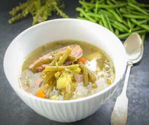 Bohnensuppe mit grünen Buschbohnen Rindfleisch
