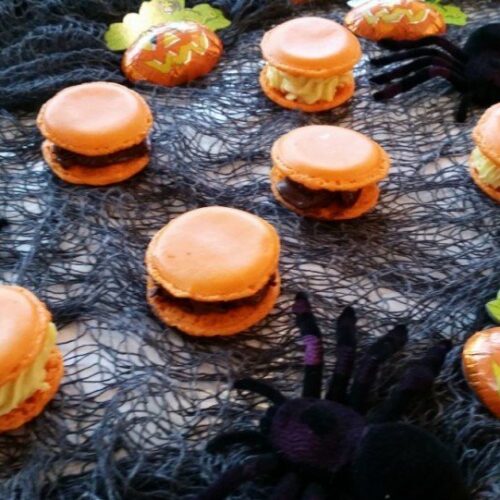 Orange Macarons zu Halloween