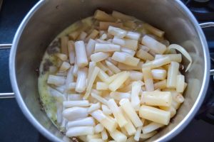 Schwarzwurzeln mit Gemüsebrühe und Sahne kochen