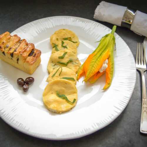 Omelette auf korsische Art mit Brocciu und Minze gefüllte Zucchiniblüte und Brioche