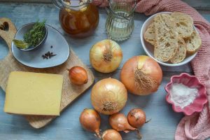 Zutaten Zwiebelsuppe, Zwiebel, Rinderbrühe, Thymian, Weißwein
