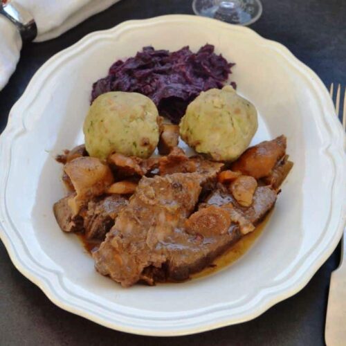 Wildschweinkeule mit Waldpilzen, Semmelknödel und Rotkohl