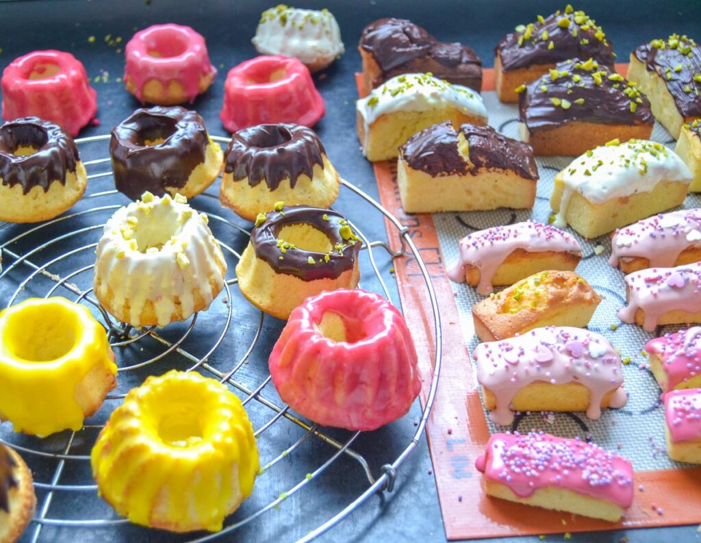 kleine Gugelhupfe und Kuchen aus Rührteig