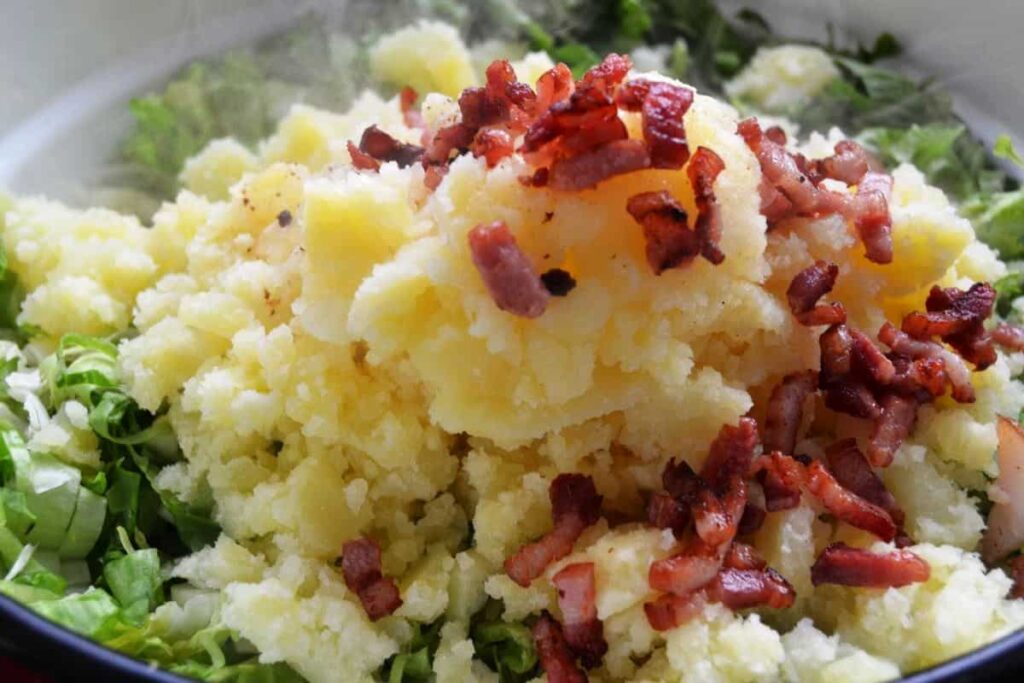 Endiviensalat mit Kartoffeln und gebratenem Speck