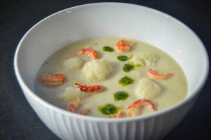 Omas Blumenkohlsuppe Rezept einfach mit Basilikum Pesto und Flusskrebs