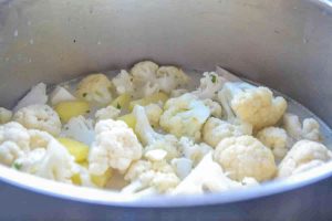 Blumenkohl, Kartoffeln in Sahne, Milch und Brühe kochen