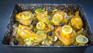Hähnchenkeulen mit Zitronenscheiben und Knoblauch
