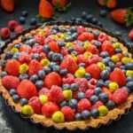 Beerentarte mit Vanillecreme und Pistaziencreme Tupfen