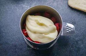 Biskuittörtchen mit Himbeeren und Vanillecreme füllen