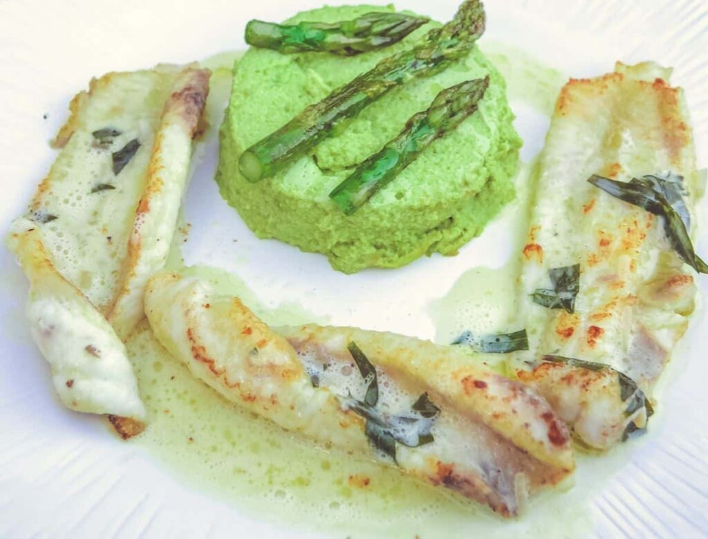 Seezunge mit Estragonsauce und Spargelflan