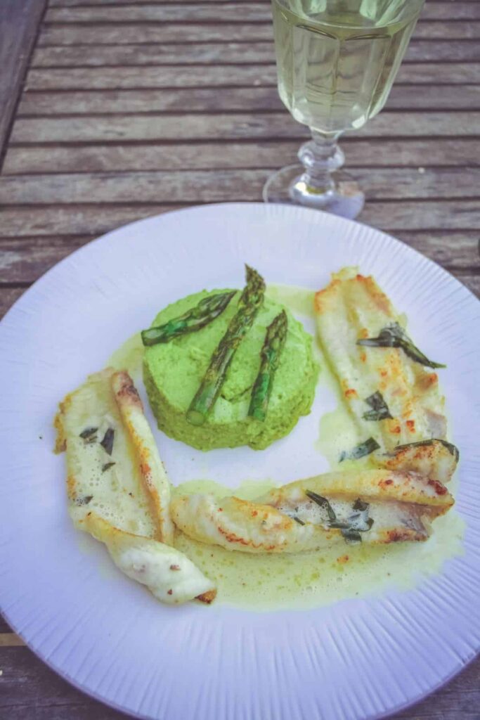 Seezunge mit Estragonsauce und Spargelflan