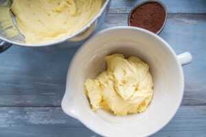 Rührteig und Kakao für Marmorkuchen