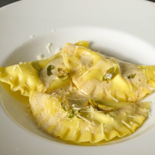 Steinpilz-Ravioli mit Salbei, Pilzschaum und Parmesan