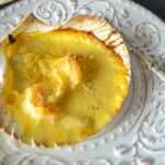 gratinierte Jakobsmuscheln Rezept mit Garnele in Weißweinsauce