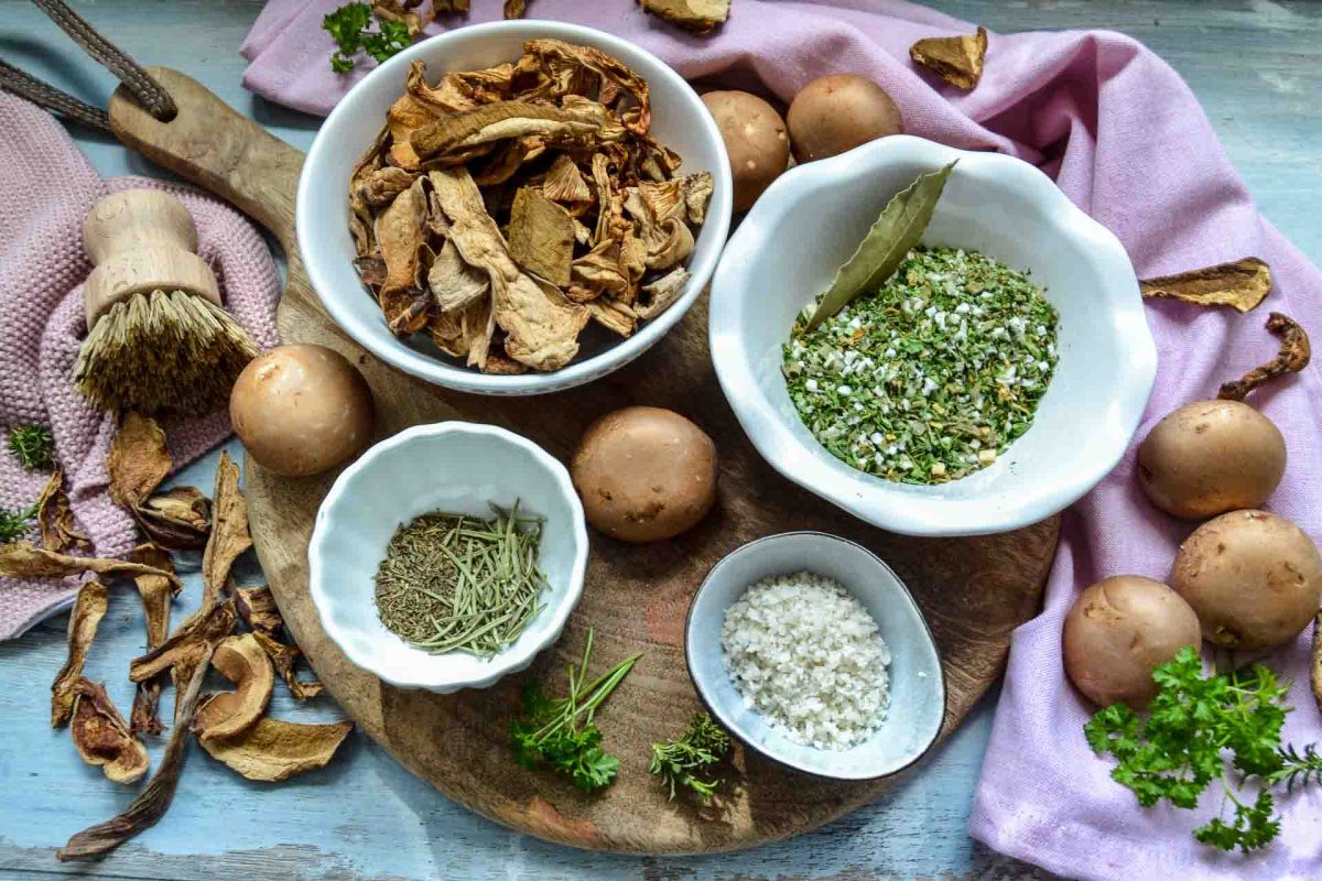 Zutaten Gewürzmischung für Pilze, Steinpilze, Kräuter, Zwiebel. Petersilie