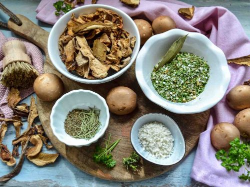 Zutaten für Pilzgewürz Steinpilze, Kräuter, Zwiebel. Petersilie