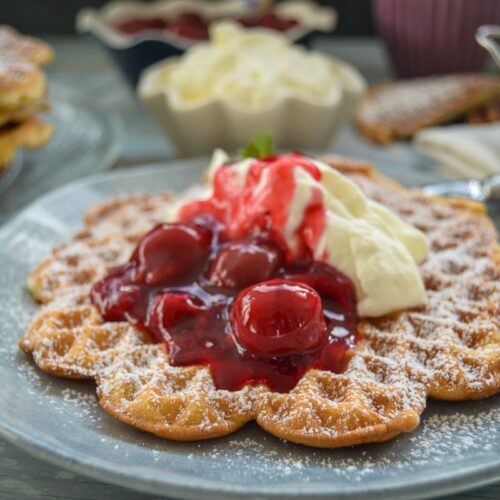 Waffeln Rezept für Waffeleisen knusprige Waffel mit Kirschen