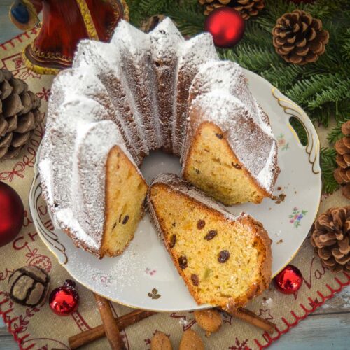 weihnachtlicher Stollen Gugelhupf mit Puderzucker