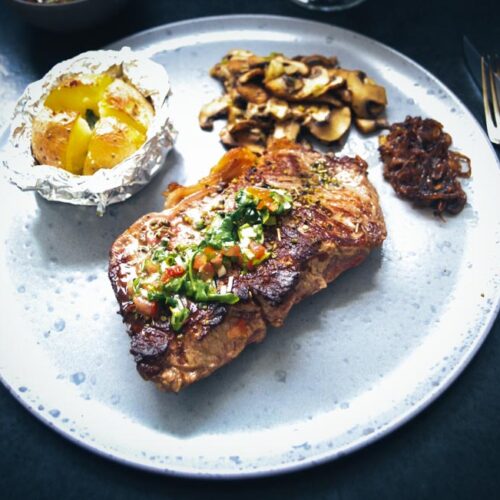 Rumpsteak braten Rezept mit Champignons , Backkartoffel und geschmorten Zwiebeln