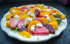 Bunter rote Beete Salat mit Orange und Feta
