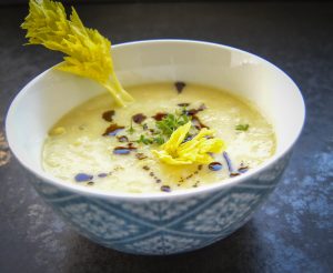 Cremige vegane Selleriesuppe mit Orange und Kokosmilch