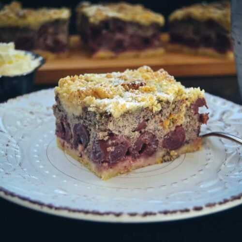 Mohnkuchen mit Streusel und Kirschen