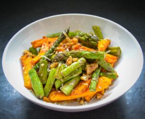 Grüner Spargelsalat mit Süßkartoffel und Parmesan