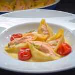 Nudeln mit Lachs gefüllte Muschelnudeln