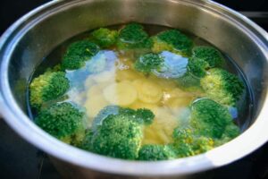 Brokkoli und Kartoffelscheiben kochen