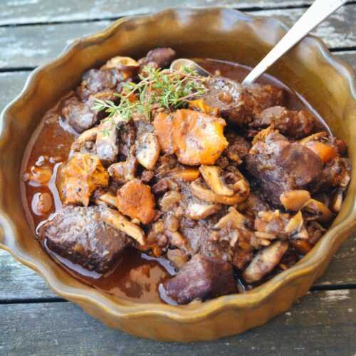 Wildschweingulasch mit Pfifferlingen