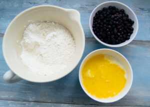 Butter, Mehl, Zucker, Buttermilch für Muffins