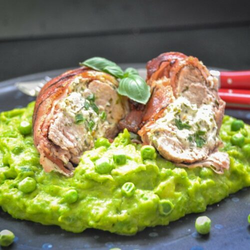 gefülltes Schweinefilet im Speckmantel auf Erbsenpüree