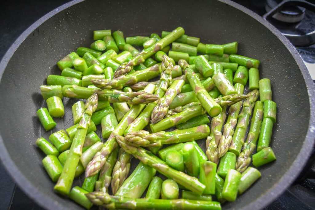 grüner Spargel braten