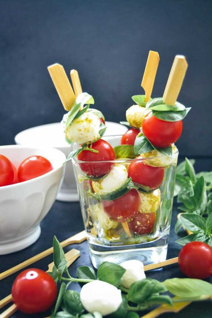 Tomate Mozzarella Spieße im Glas serviert
