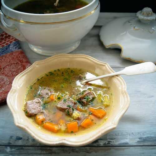 Omas klassische Rindfleischsuppe mit Nudeln